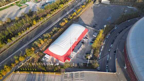 AirBrother 30×50μm Αεροϋποστηριζόμενο Κτίριο Μεμβράνης – 1.500μ² Αρθρωτή Λύση Θόλου
